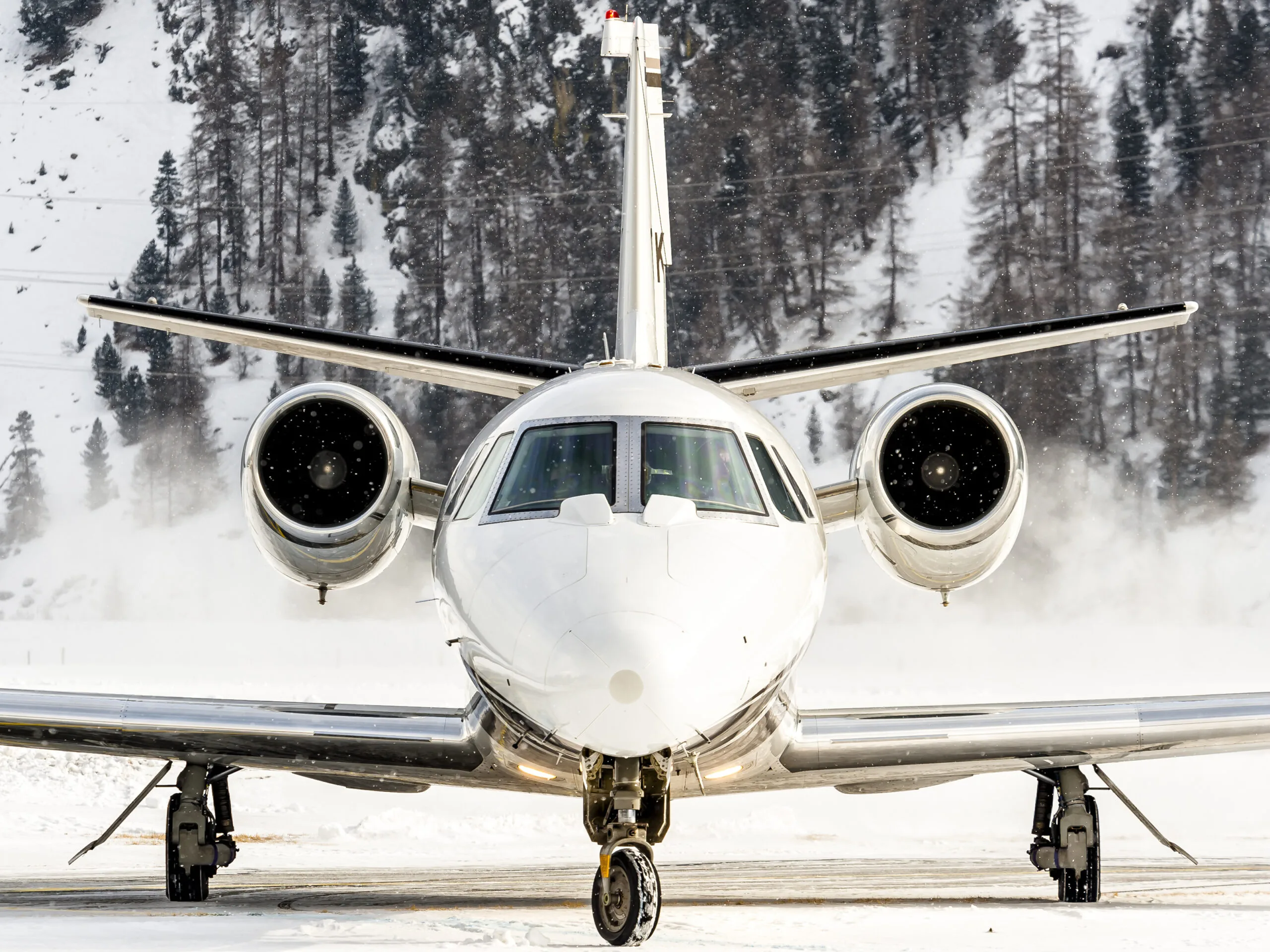 Czartery Lotnicze Jet Partner - zasniezony samolot